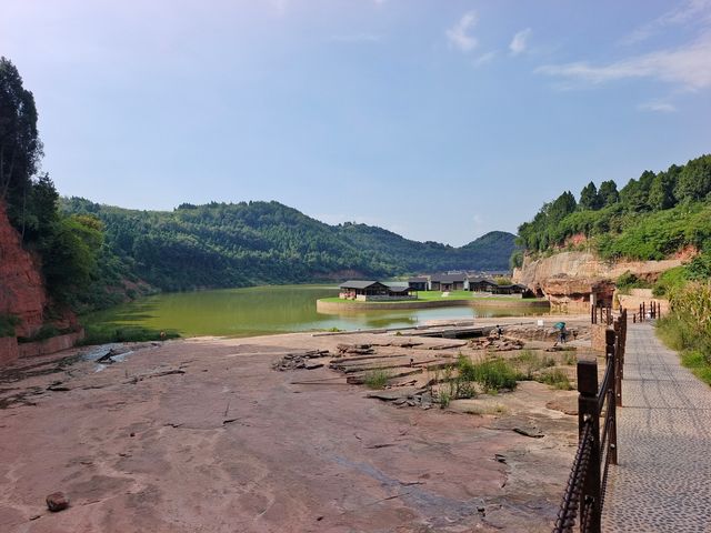 西南界洞峡群風景區。
