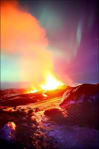 捕捉百年一遇壯觀景色 極光邂逅火山爆發。