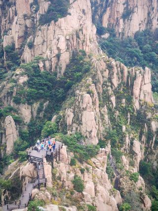 Tian Gu Mountain, the "Little Huangshan of Shandong," is known for its red cliffs and unique peaks. 