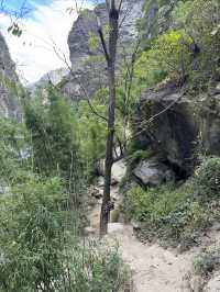 雲南｜虎跳峽峽谷徒步精華路段—— 一線天。