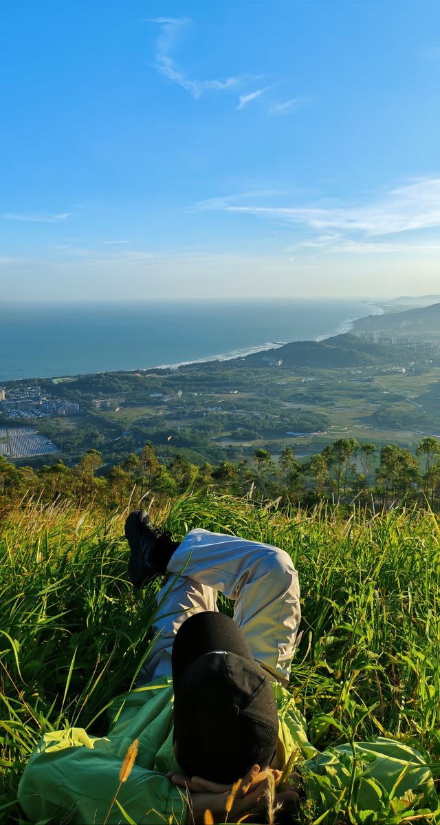 海南登山遠足·觀賞山頂絕美風光。