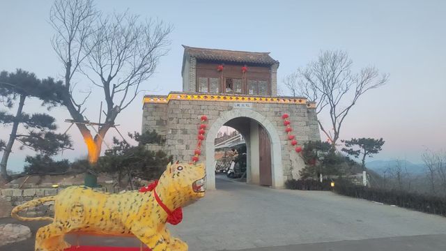 ◔.̮◔自帶超美全景落地玻璃嘅山頂民宿！