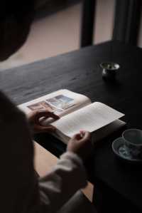 影途山居|靜窗聞細韻，長伴閱書人。