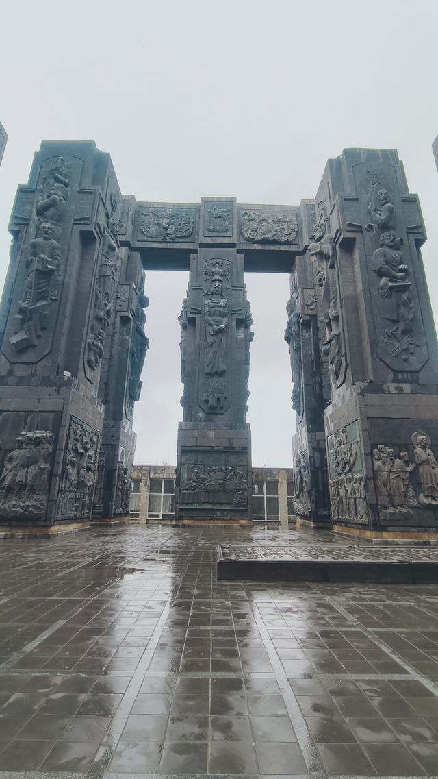 第比利斯編年史紀念柱遊記：雨中獨行者的歷史朝聖