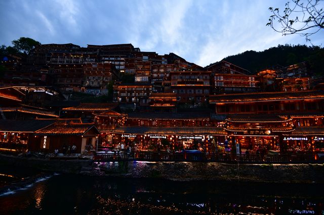 影啊影，喺苗寨扮個少數民族阿妹