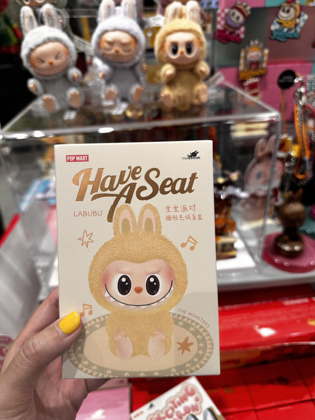 救命！🇹🇭曼谷T21的泡泡瑪特今天直接封神啦🥳！原本只是在Asok換乘，結果鬼使神差走進T21，沒想到晚上快九點還能遇上Labubu有貨，簡直是拆盲盒人的狂喜時刻！ 