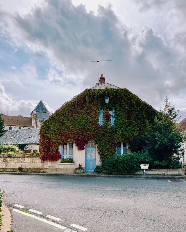 盧瓦爾河谷 — 法蘭西花園的皇家傳奇! ⸻ 景點介紹 盧瓦爾河谷坐落在法國中部,是 盧瓦爾河谷 — 法蘭西花園的皇家傳奇! ⸻ 景點介紹 盧瓦爾河谷坐落在法國中部,是