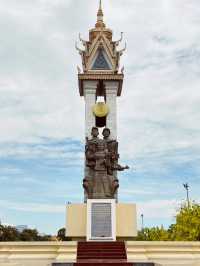 👑 Royal Palace Park Phnom Penh: Where Golden Spires Meet Tropical Dreams! 🌴