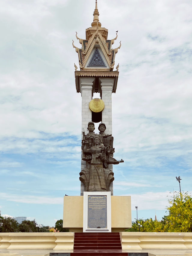 👑 Royal Palace Park Phnom Penh: Where Golden Spires Meet Tropical Dreams! 🌴