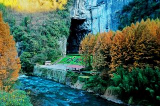 Autumn Scenery of Tenglong Cave, Red Leaf Waterfall and Qingjiang River Paint a Poetic Picture