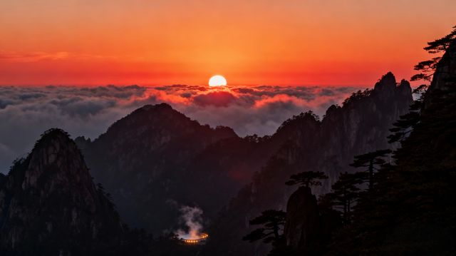 黃山景區範圍廣大，景點眾多，合理的路線是成功遊覽的關鍵。  經典一日遊路線（前山上，後山下，精力集中