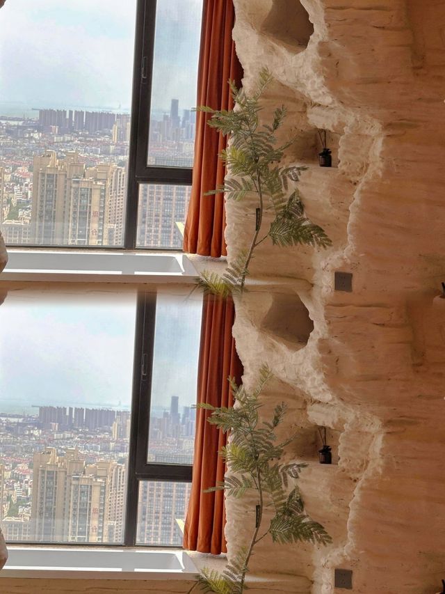 青島這家民宿絕了！洞穴風房間把山海都裝進了「石窟」裡～