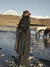 在雪山的凝視下,感受生命的奔放與靈性