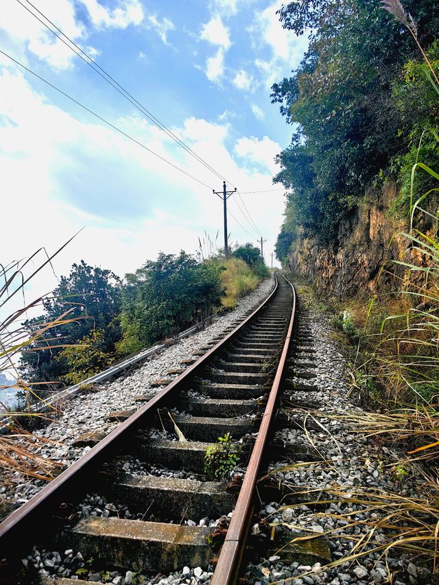 在昆明陽宗海旁竟然藏著一條停用的百年米軌鐵路 在昆明陽宗海旁竟然藏著一條停用的百年米軌鐵路