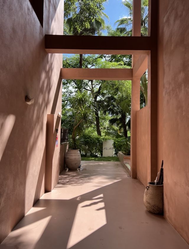 房間很大，酒店很小｜住進西雙版納的熱帶雨林裡度假
