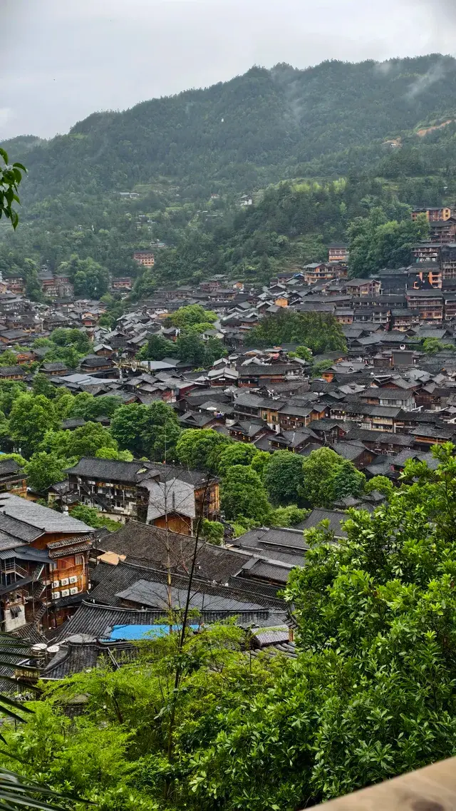 live實拍煙雨繚繞的苗寨也太出片了