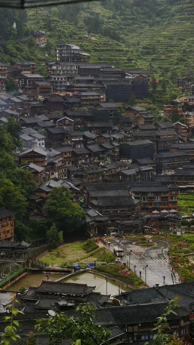 live實拍煙雨繚繞的苗寨也太出片了
