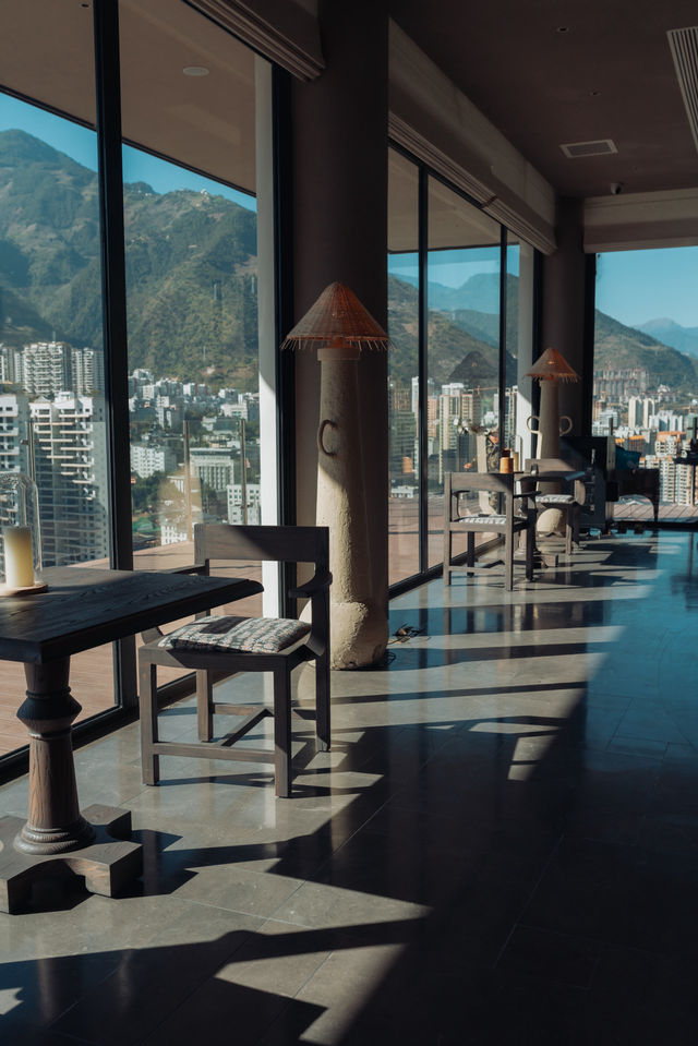 即將新開！推開窗就是高黎貢山！睡在怒江大峽谷懸崖上的酒店