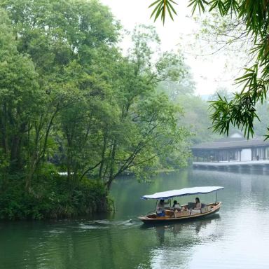 杭州の西湖は、中国で唯一世界文化遺産に登録されている湖です