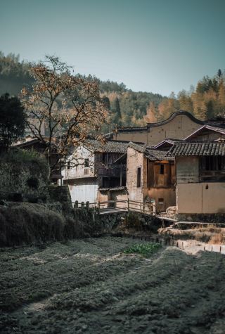 塵煙を引き込む村落