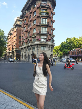📍Start: Exit 7, Jiaotong University Station (Metro Lines 10/11)
🚶‍♀️Route: Wukang Mansion → Ferguson Lane → Romeo's Balcony → Ba Jin's Former Residence → Anfu Road
⏰Duration: 2–3 hours (Recommended to visit on weekday mornings or evenings to avoid the crowds ☀️)
Along the way, you'll find interesting thrift stores, perfume shops, cafes, various small restaurants, ice cream parlors, and many former residences of famous figures. I recommend popping into every shop you see—I didn't plan anything beforehand, and it was full of surprises!
If you're driving:
There is free roadside parking near the Shanghai Library, about a 6–8 minute walk away.
