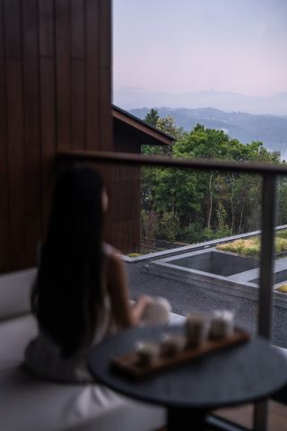 징마이의 식스 오클락 | 세계문화유산으로 지정된 곳에서 진정한 산속 생활을 며칠 동안 경험해 보세요. 징마이에 가신다면 식스 오클락에 꼭 시간을 내보시길 추천합니다. 호텔은 징마이의 중심부에 자리 잡고 있습니다.