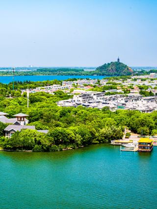 หลังจากเดินทางข้ามภูเขาสามลูกและข้ามเรือข้ามฟากแม่น้ำเจิ้นเจียงแล้ว ฉันจึงเข้าใจถึงความโศกเศร้าที่ซินฉีจี้ซ่อนไว้ในทิวทัศน์อันไร้กาลเวลาอย่างแท้จริง