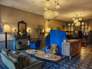 Visiting Burgundy, France for wine tasting? This classic hotel on the banks of the Saône is absolutely stunning!