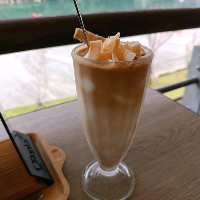 碧潭水灣湖邊享受午餐或晚飯