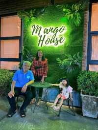 นั่งชิลล์  ยามเย็น ที่ mango house cafe&restaurant