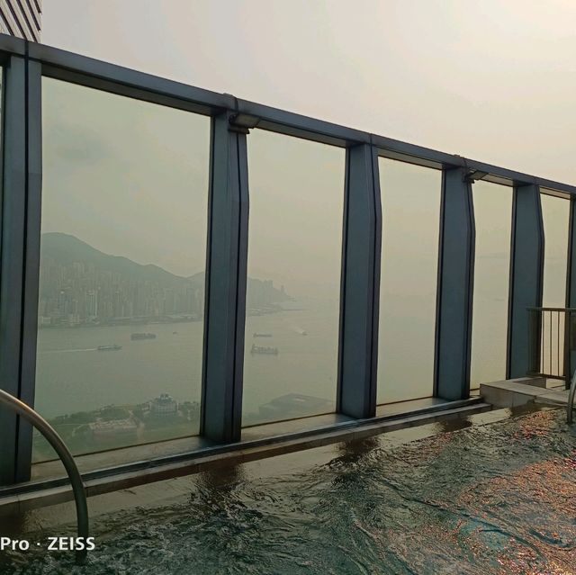 擁有高空泳池美景的香港W酒店