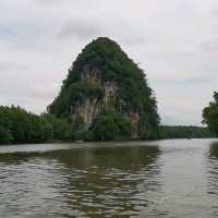 เขาขนาบน้ำในวันฟ้าครึ้ม 