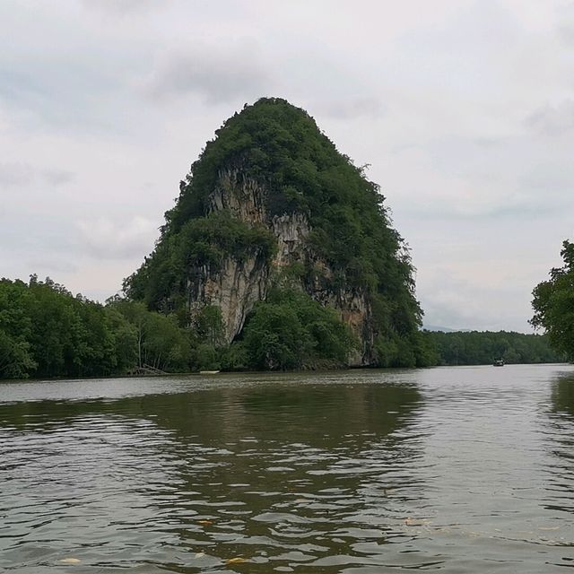 เขาขนาบน้ำในวันฟ้าครึ้ม 