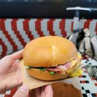 上飛機前的小悠閒🍔😝