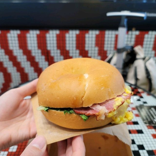 上飛機前的小悠閒🍔😝