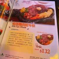 人氣平民扒房！傳統港式鐵板餐‧巨形T骨牛扒 · 仲大過塊鐵板！足料👍🏻