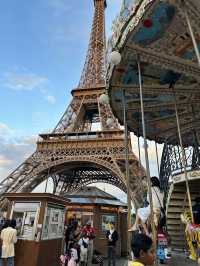 Eiffel Tower下的Merry-go-round 