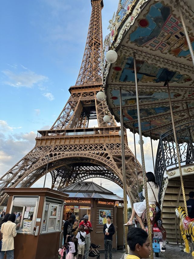 Eiffel Tower下的Merry-go-round 