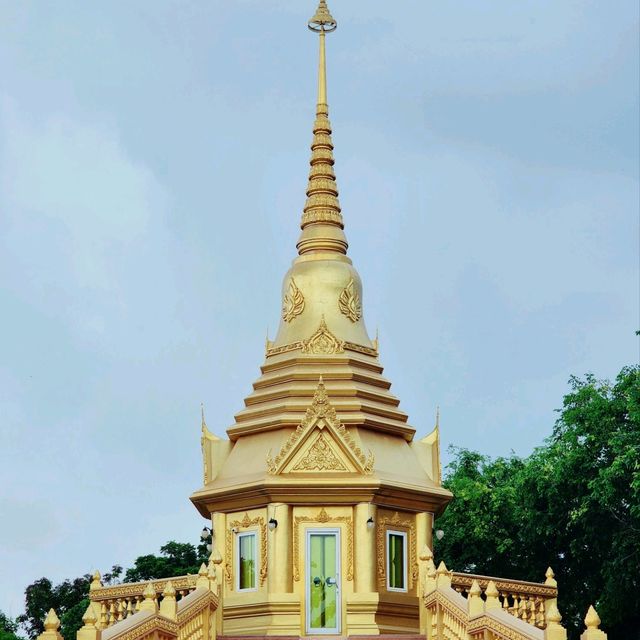 มหาธาตุ​เจดีย์สีทอง