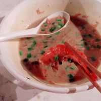 在法國音樂的氛圍中，享受超美味的日本海鮮拉麵！