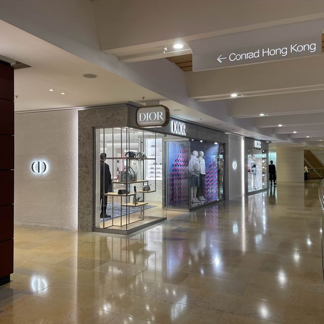 全年恆溫泳池，金鐘三寶港麗洒店