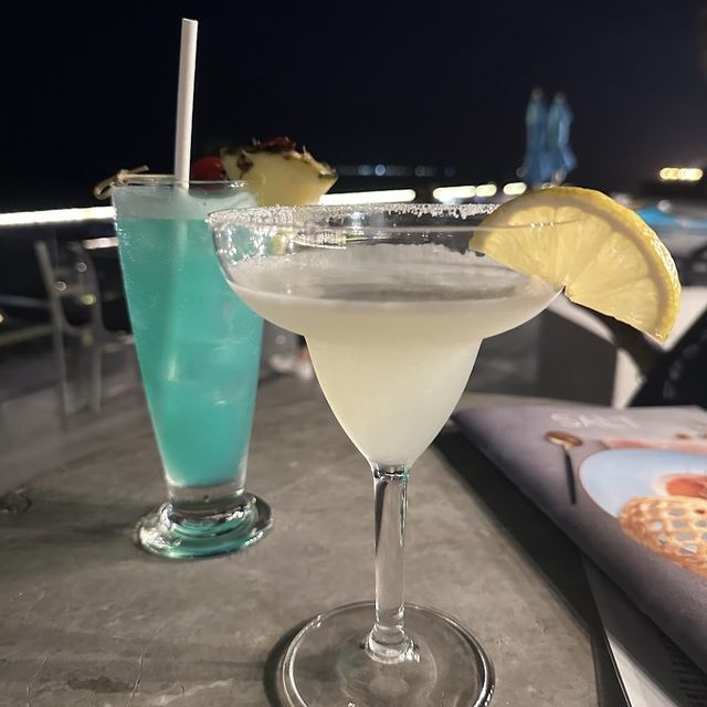 สระว่ายน้ำดาดฟ้าและrooftop bar, U Jomtian พัทยา