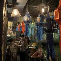 Amazing restaurant with grand palace view 