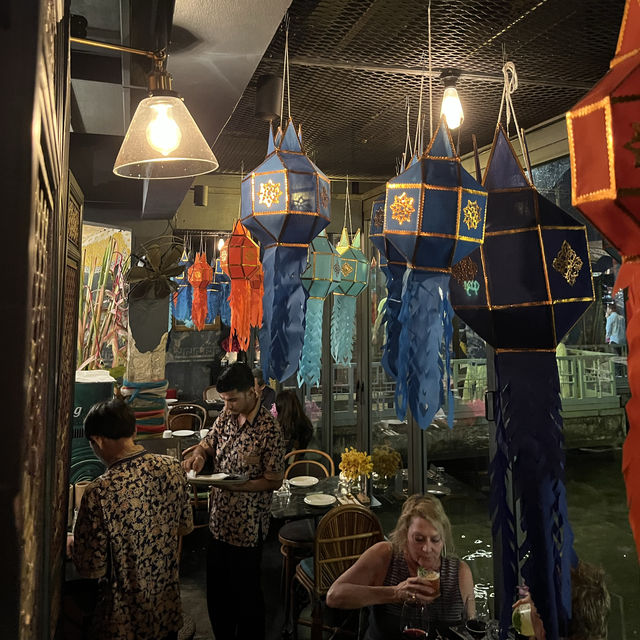 Amazing restaurant with grand palace view 