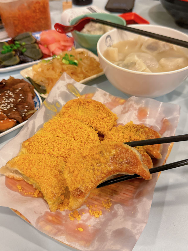 秋冬最鍾意就係食湯餃/湯麵，今晚同朋友揀左人氣大熱既「豐信餃子店」，晚市時間超受歡迎，大排長龍，大家想食鮮味十足既餃子，記得早d 黎攞位啦～