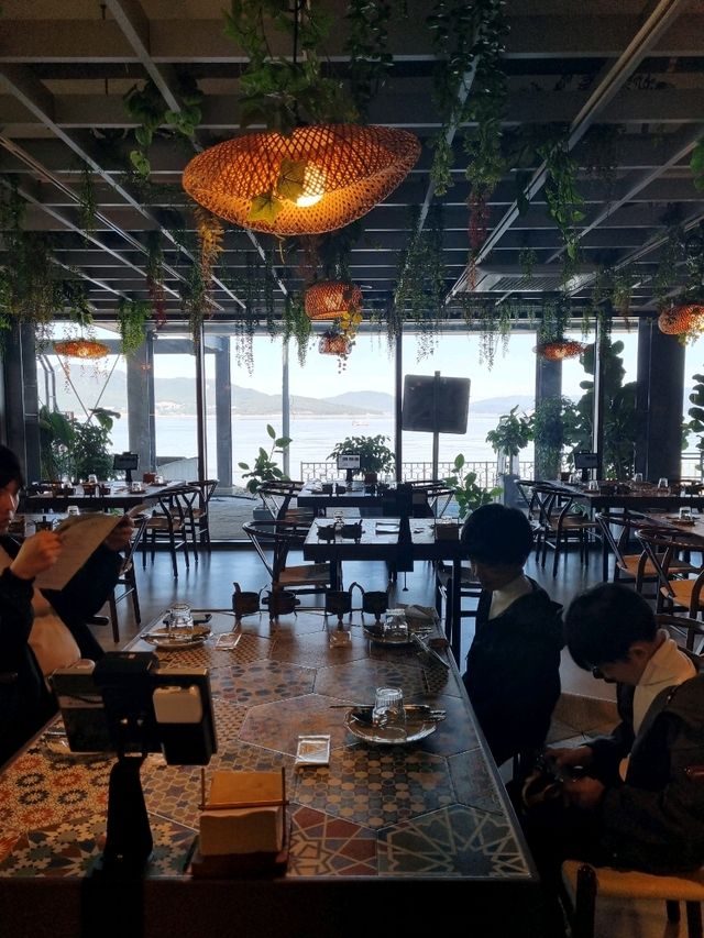 오션뷰의 절경이 보너스인 커리 맛집