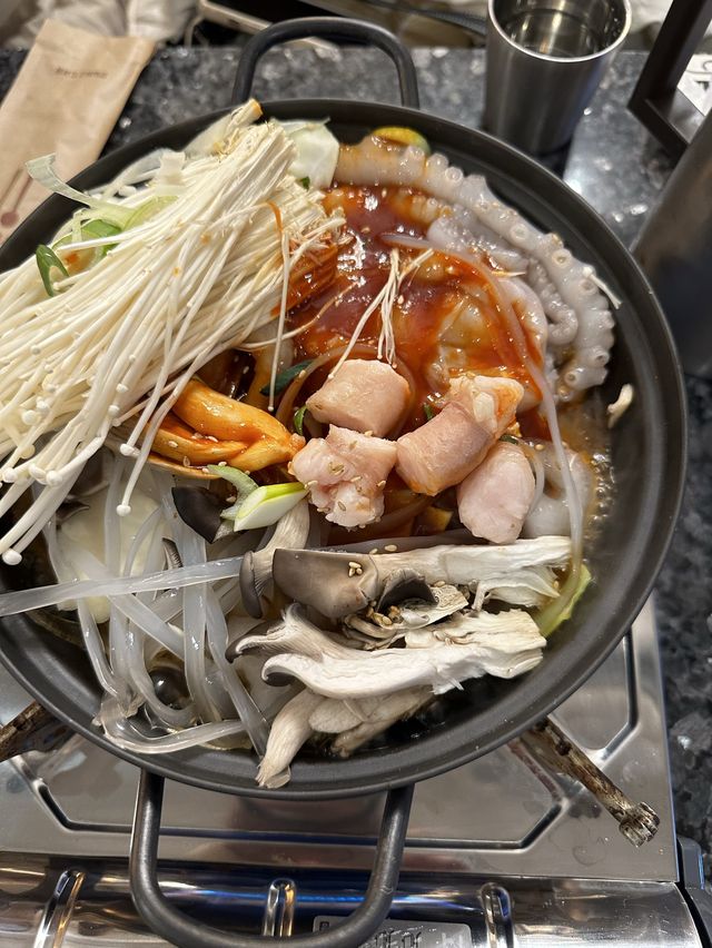 明洞 タコ丸々1匹のナッコプセが食べられる チャドンチブ
