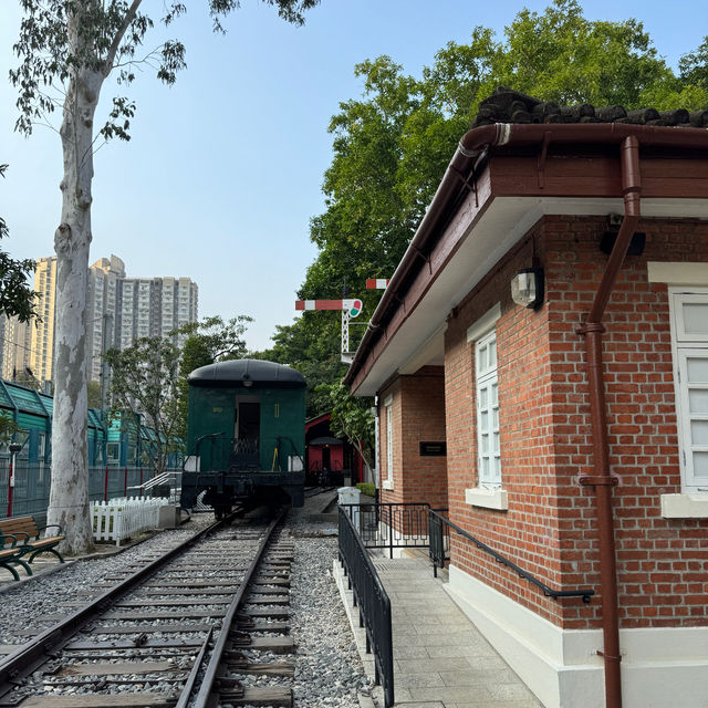 一座風格獨特的傳統建築火車站！