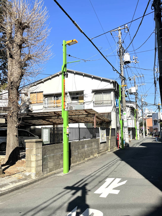 【田中稲荷神社/東京都】尻尾の太く可愛いらしい狐像がお出迎え