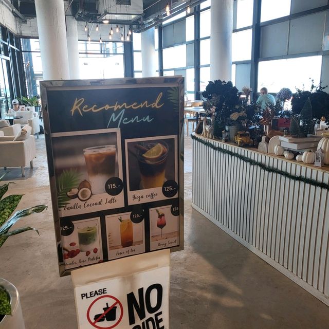 Sloths Cafe คาเฟ่ที่มองเห็นวิวทะเลหาดพัทยา